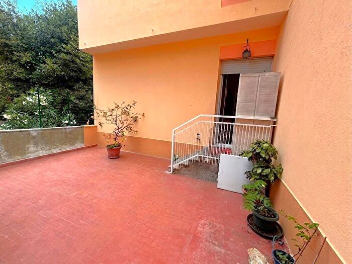 Appartamento trilocale in affitto in Via Angelo Carrara, Quarto, Genova