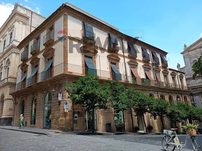 Appartamento quadrilocale in vendita in Discesa Collegio, Caltagirone
