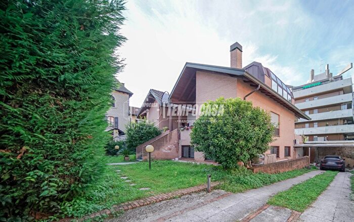 Casa con 7 locali in vendita in Via dei Frati, Turbigo