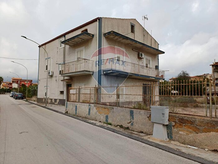 Casa con 13 locali in vendita in Via La Loggia, Aragona