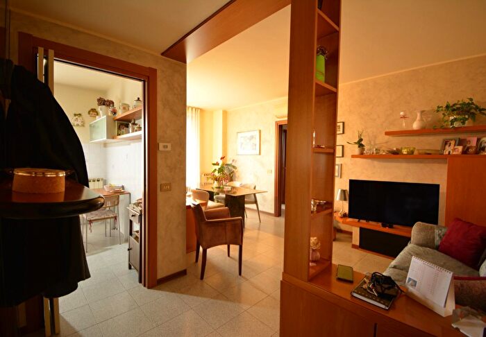 Appartamento trilocale in vendita in Via Bizzarri, Capriate San Gervasio