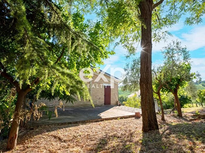 Casa con 6 locali in vendita in Trecastelli