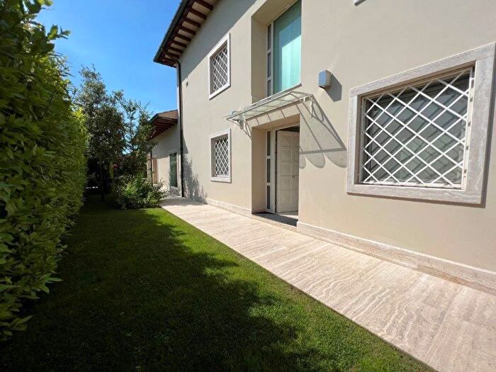 Casa con 11 locali in vendita in Forte Dei Marmi