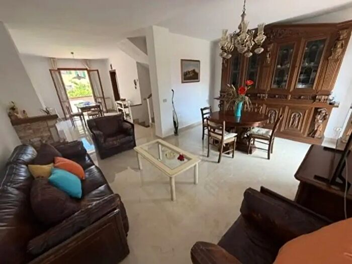 Casa con 8 locali in vendita in Calci