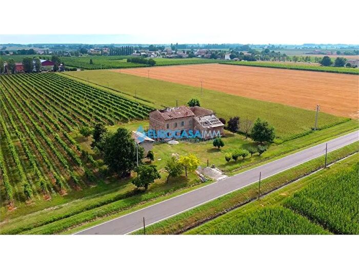 Casa con 14 locali in vendita in Via Griduzza Carpi Mo, Carpi