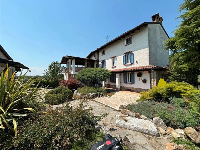 Casa con 8 locali in vendita in Tortona