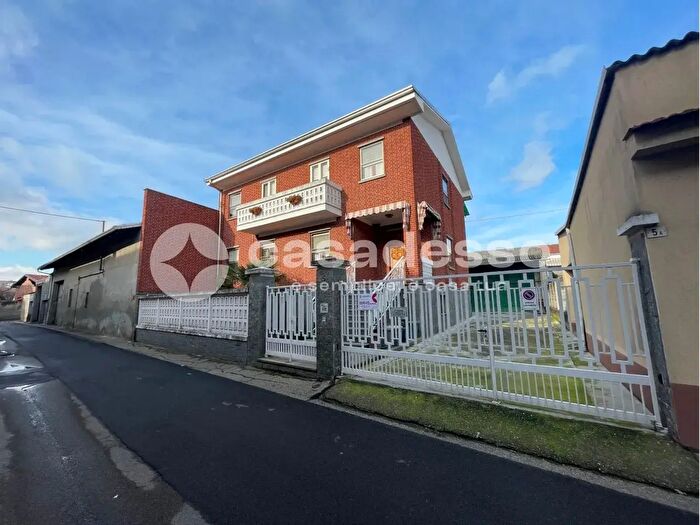 Casa con 9 locali in vendita in Via Conti della Rocchetta, Livorno Ferraris