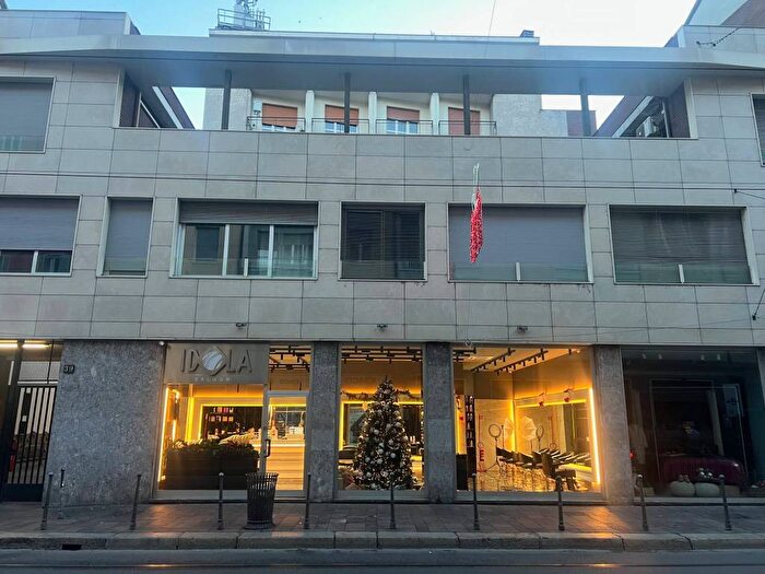 Appartamento trilocale in affitto in Corso San Gottardo, Milano