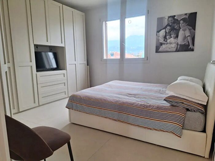 Appartamento con 8 locali in vendita in Camaiore