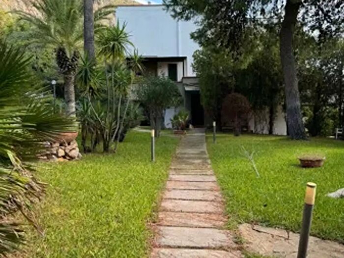 Casa con 6 locali in affitto in Via Diomede, Palermo