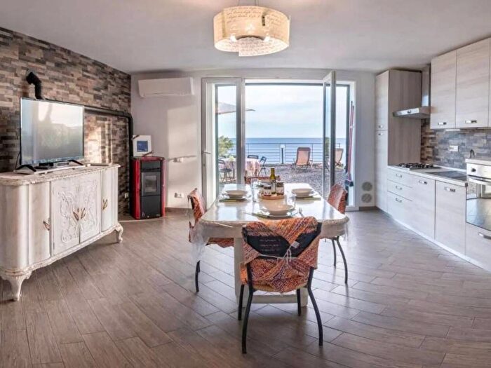 Appartamento bilocale in affitto in Salita Xxv Aprile, Piani Ciapin, Cipressa