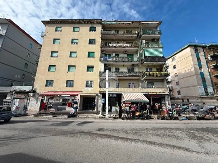 Appartamento trilocale in vendita in Via Giustiniano, Napoli