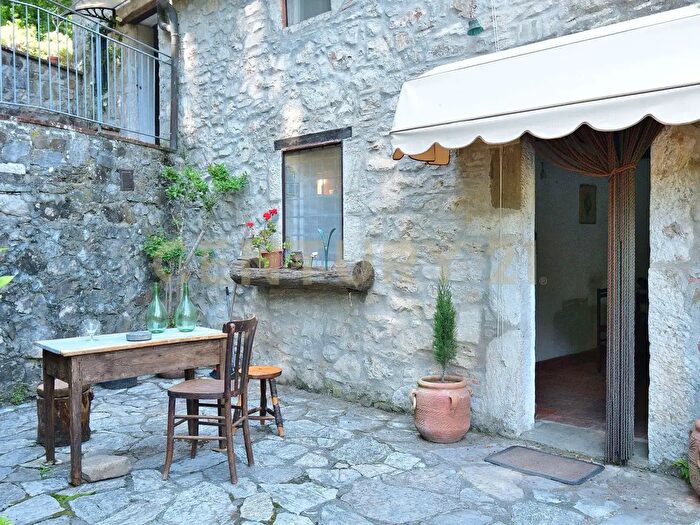 Casa con 7 locali in vendita in Via di Croce a, Lucca
