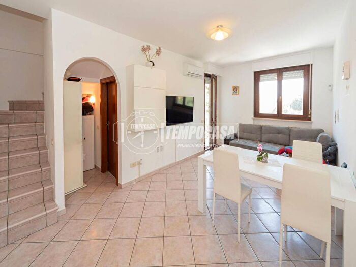 Appartamento trilocale in vendita in via Francesco Stangolini, Montebello, Perugia