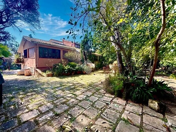 Casa con 12 locali in vendita in Via Clizio, Palermo