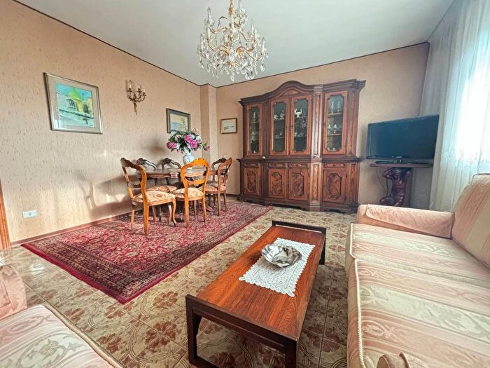 Appartamento con 5 locali in vendita in Via Francesco Crispi Trezzano sul Naviglio, Trezzano Sul Naviglio