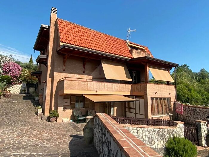 Casa con 10 locali in vendita in Minturno