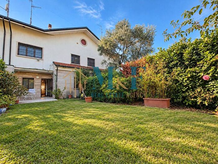 Casa con 6 locali in vendita in Via Alcide Cristei, Segrate Centro, Segrate
