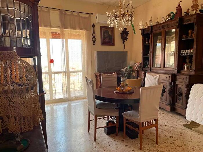 Appartamento con 5 locali in vendita in Via Sementini, Mondragone