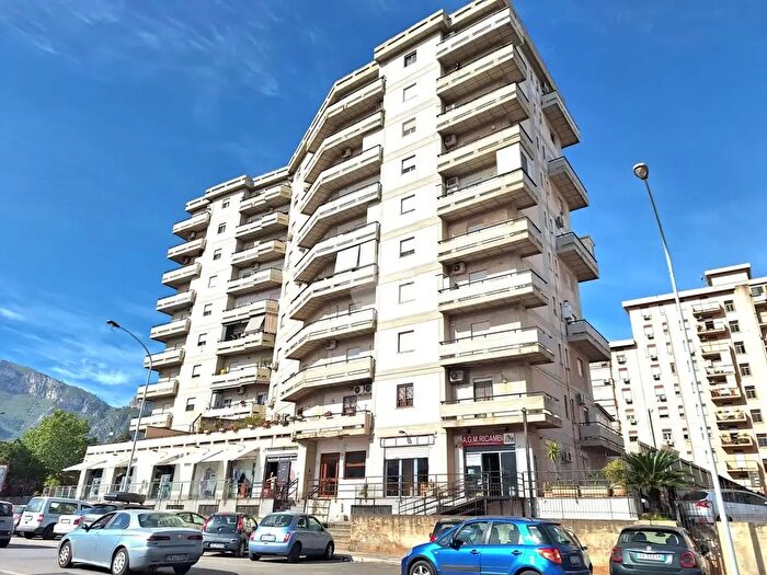 Appartamento quadrilocale in vendita in Via Orsa Minore, Palermo