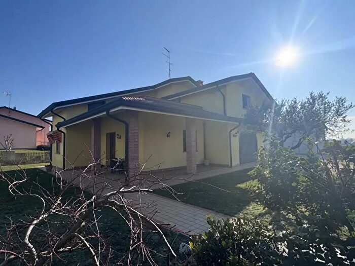 Casa con 5 locali in vendita in Stanghella