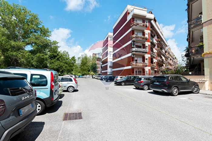 Appartamento quadrilocale in vendita in Via Mare di Bering, Roma