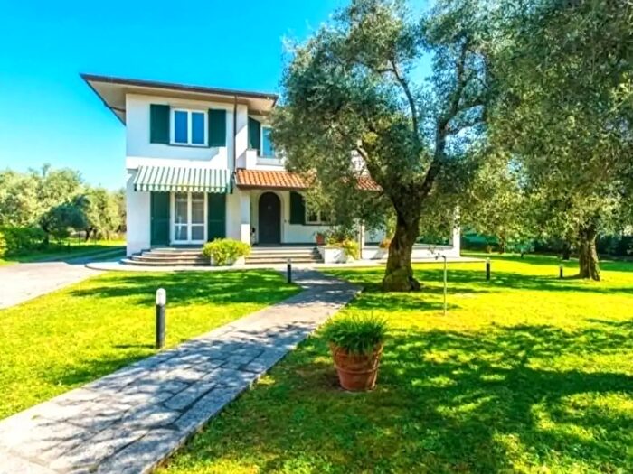 Casa con 8 locali in vendita in Massa