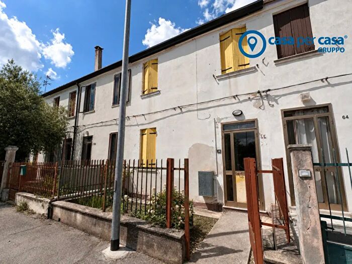 Casa bilocale in vendita in Via Bortolina, Adria
