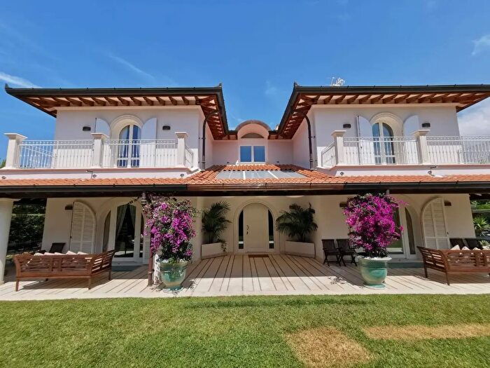 Casa con 11 locali in affitto in Ino Guidoni, Forte Dei Marmi