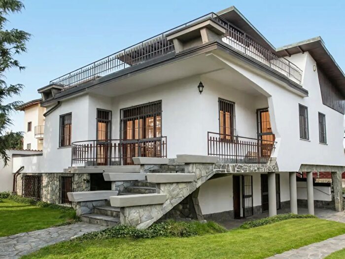 Casa con 8 locali in vendita in Via Edmondo De Amicis, San Vittore Olona