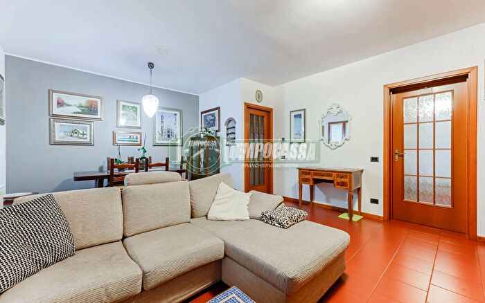 Appartamento trilocale in vendita in Via Velasca, Vimercate