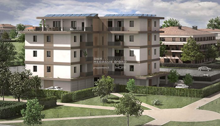 Appartamento con 8 locali in vendita in Via Repubblica di Montefiorino, Modena