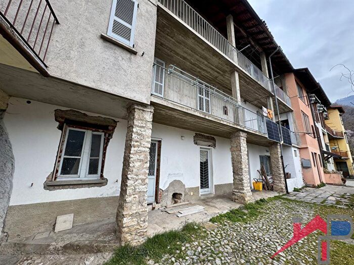 Casa con 6 locali in vendita in Carenno