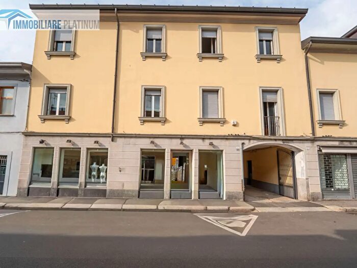 Appartamento quadrilocale in vendita in Via Italia, Macherio