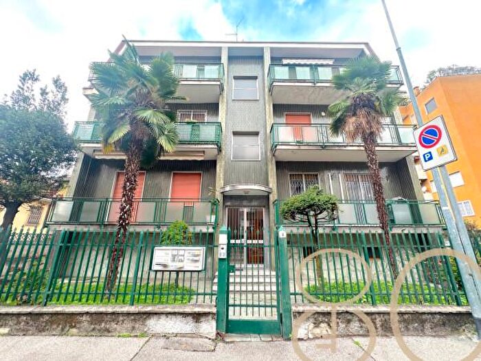 Appartamento trilocale in vendita in Via Silvio Pellico, Cesano Boscone