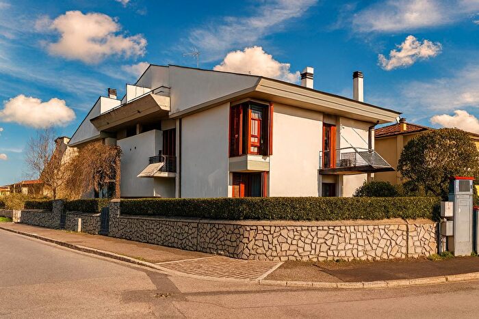 Casa con 11 locali in vendita in Pontedera