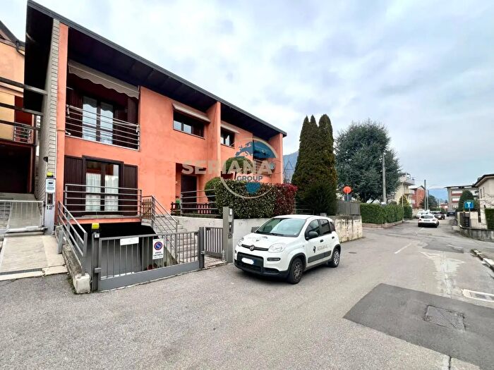 Casa quadrilocale in vendita in Via Belotti, Albino