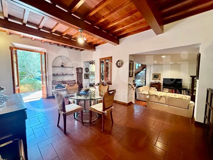 Casa con 9 locali in vendita in Sesto Fiorentino