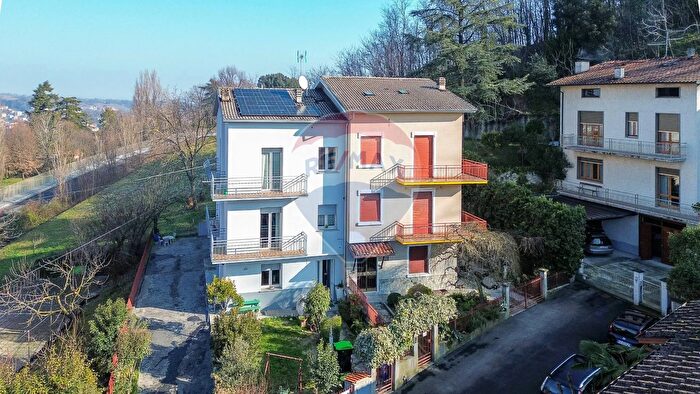Casa con 6 locali in vendita in Viale Maggio, Salsomaggiore Terme