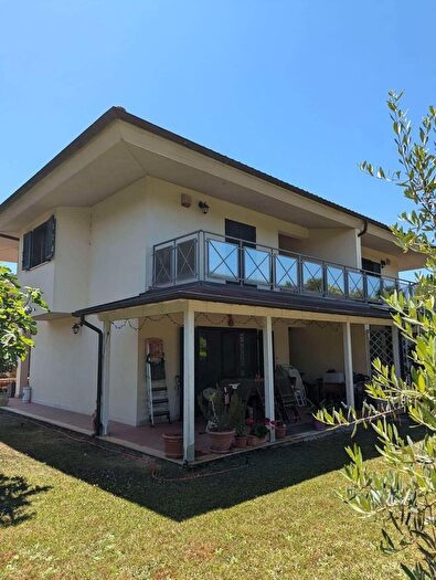 Casa con 8 locali in vendita in Via Terre dei Consoli, Monterosi