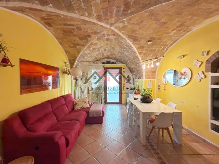 Appartamento trilocale in vendita in Pomarance