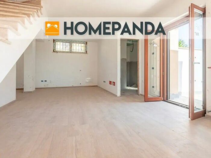 Casa trilocale in vendita in Via delle Ortensie, Pomezia