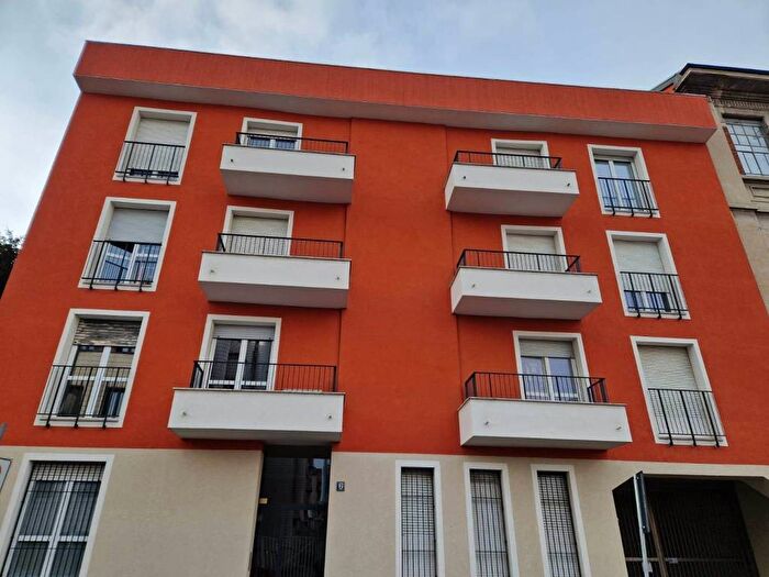 Appartamento trilocale in affitto in Via Andrea Maffei, Montenero, Milano