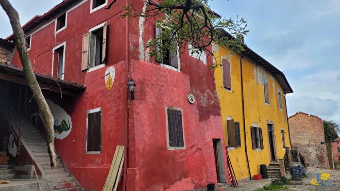 Casa con 7 locali in vendita in Strada Casatico, Langhirano