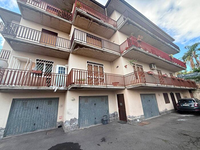 Appartamento trilocale in affitto in Via Litteri, Centro, Aci Castello