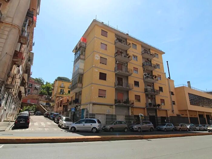 Appartamento trilocale in vendita in Calata Capodichino, Napoli