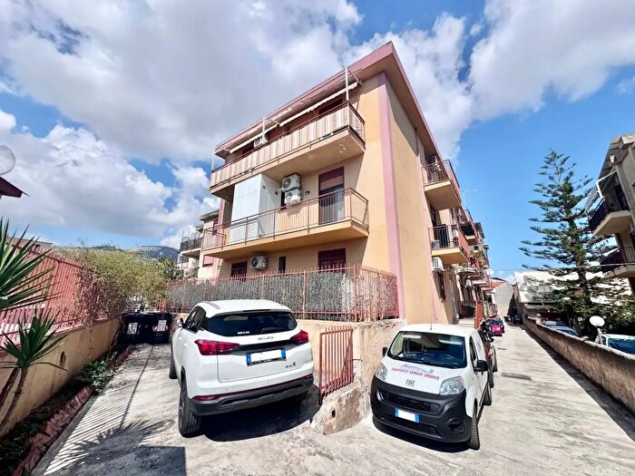Appartamento trilocale in vendita in Via Cruillas, Palermo