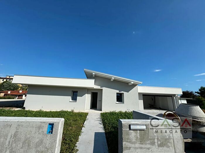 Casa quadrilocale in vendita in Via Piave, Pordenone