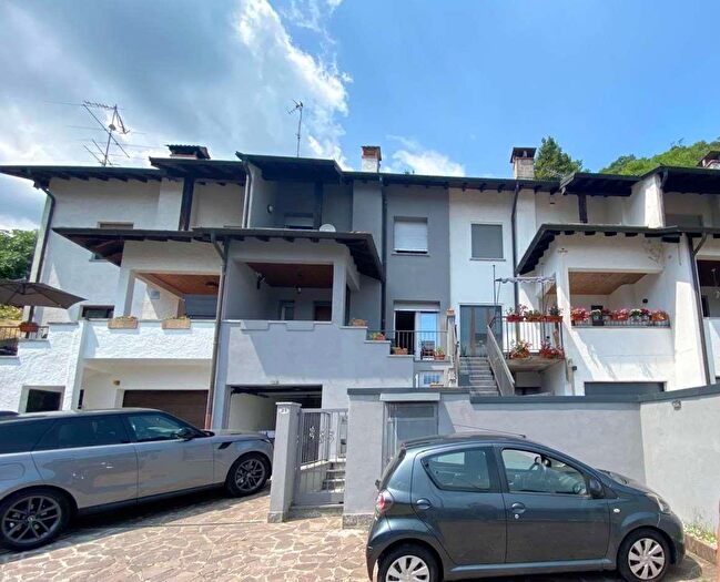 Casa con 7 locali in vendita in Brusimpiano