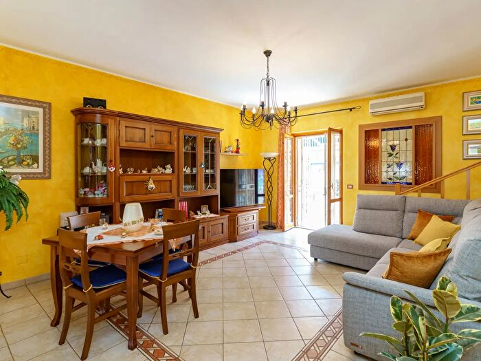 Casa con 5 locali in vendita in Via Nazionale per Catania B, Acireale